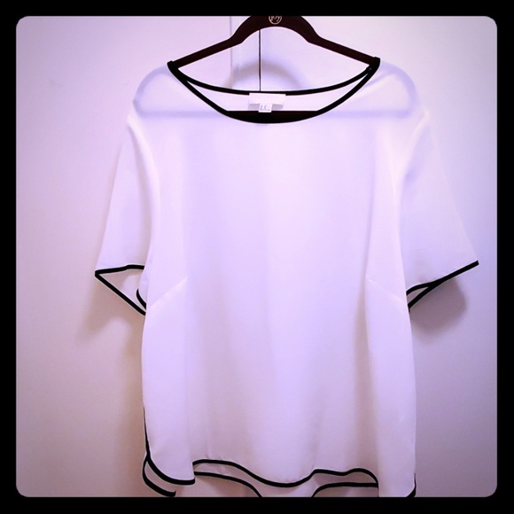 White short sleeve blouse trimmed in black - Picture 1 of 2